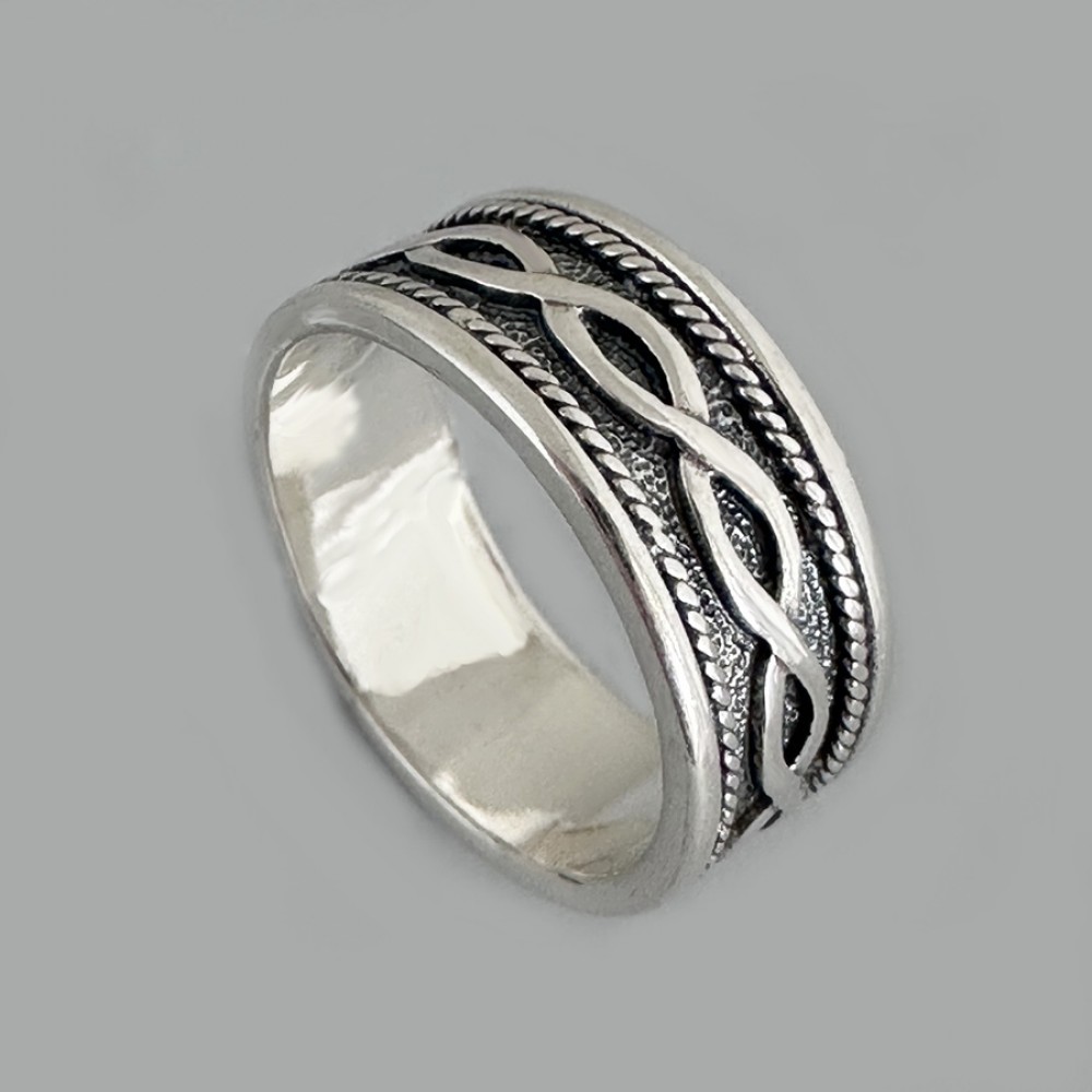 Серебряное кольцо без камней с орнаментом бр-0011021