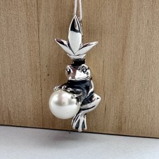 Серебряный кулон Лягушка с жемчужиной БР-4000331