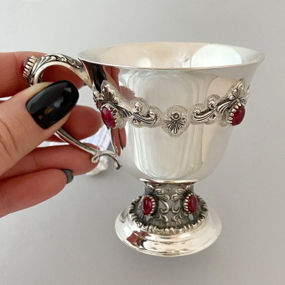 Серебряная чашка с красными камнями 130 мл Корунд ХЮ-020028