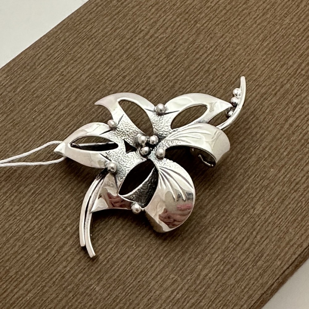 Брошка зі срібла 925 проби без каміння Лілія бр-0001261