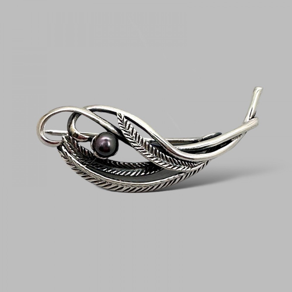 Брошь серебряная с жемчужиной Диво бр-4000261