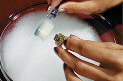 Чистка серебряного изделия с камнем
