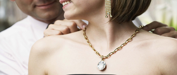 Советы мужчинам как правильно выбрать украшения для женщин